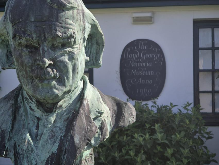 Bronze statue of Lloyd GEorge in the foreground and the museum behind